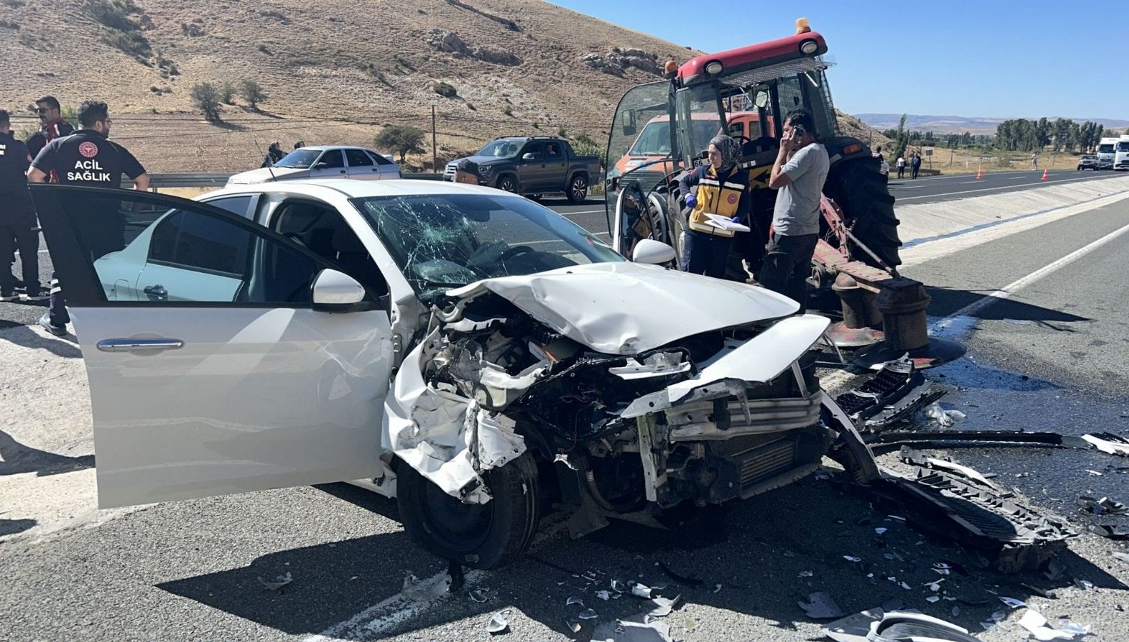 otomobil ile traktor carpisti 4 yarali 1VwW9DJ9