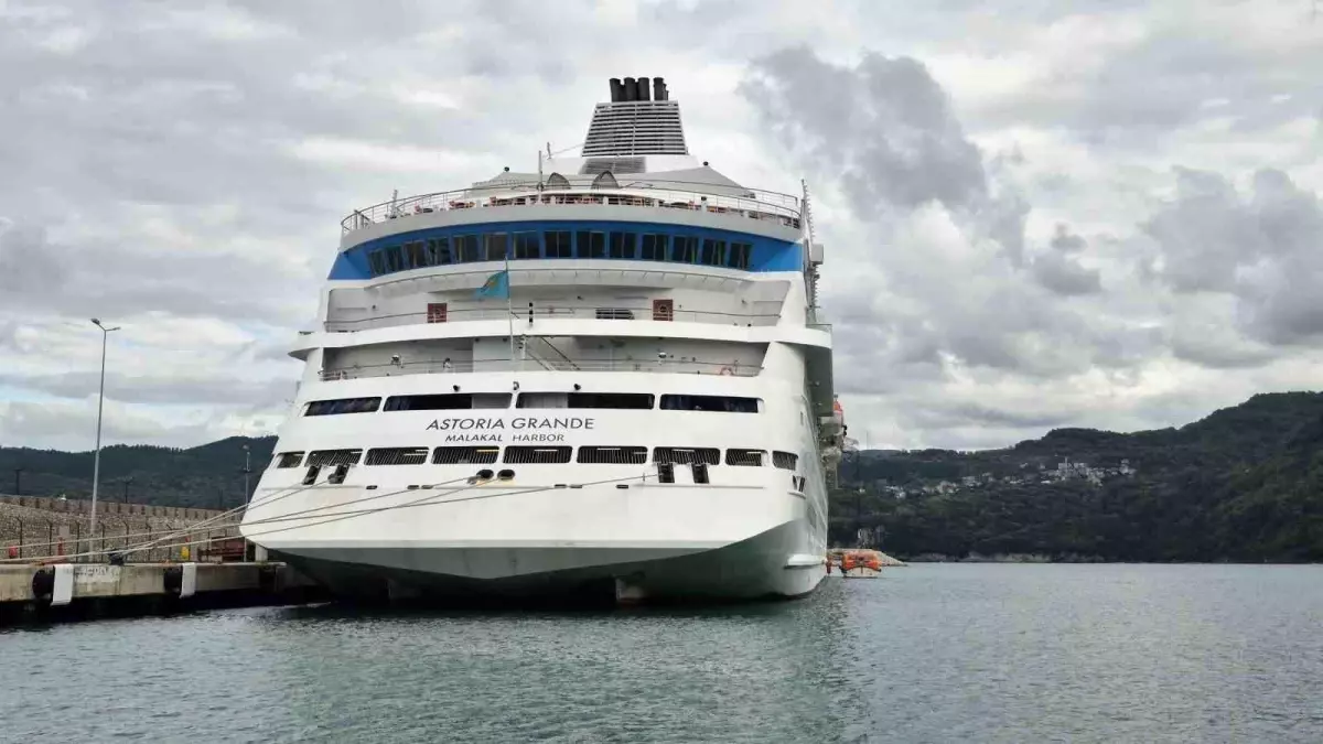 astoria grande gemisi amasra limaninda bakimda gn9QMK7d.jpg