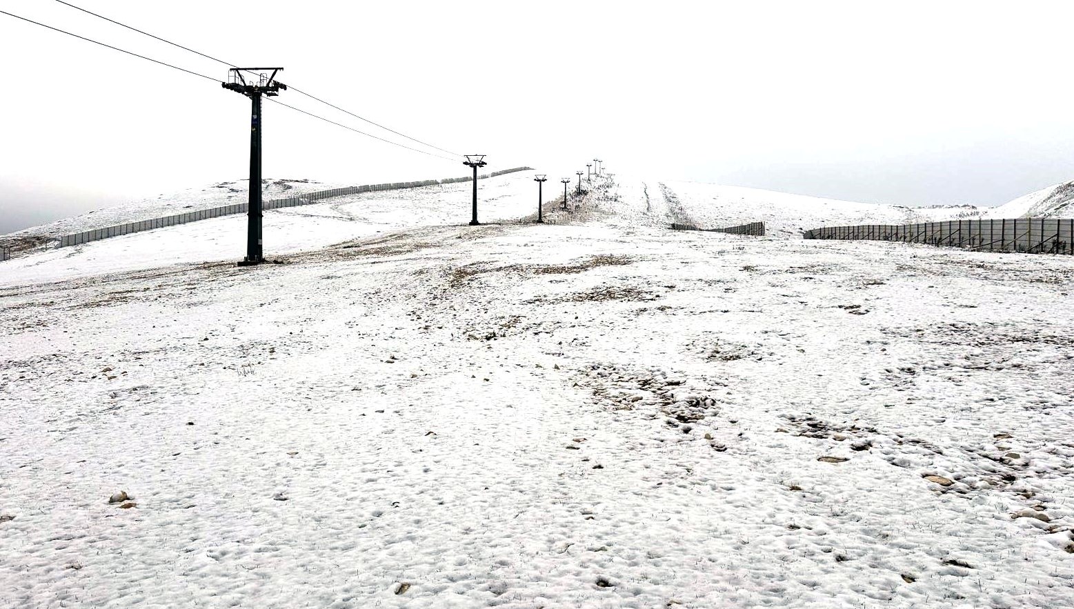 yagisli hava yerini kara birakti zirve beyaza burundu HZ2tebjz.jpg