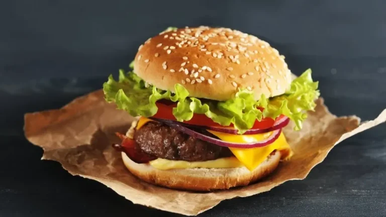 dunyanin-en-pahali-hamburgeri-turkiyede-25-saat-mesaiye-1-hamburger-3vSg7kML.webp