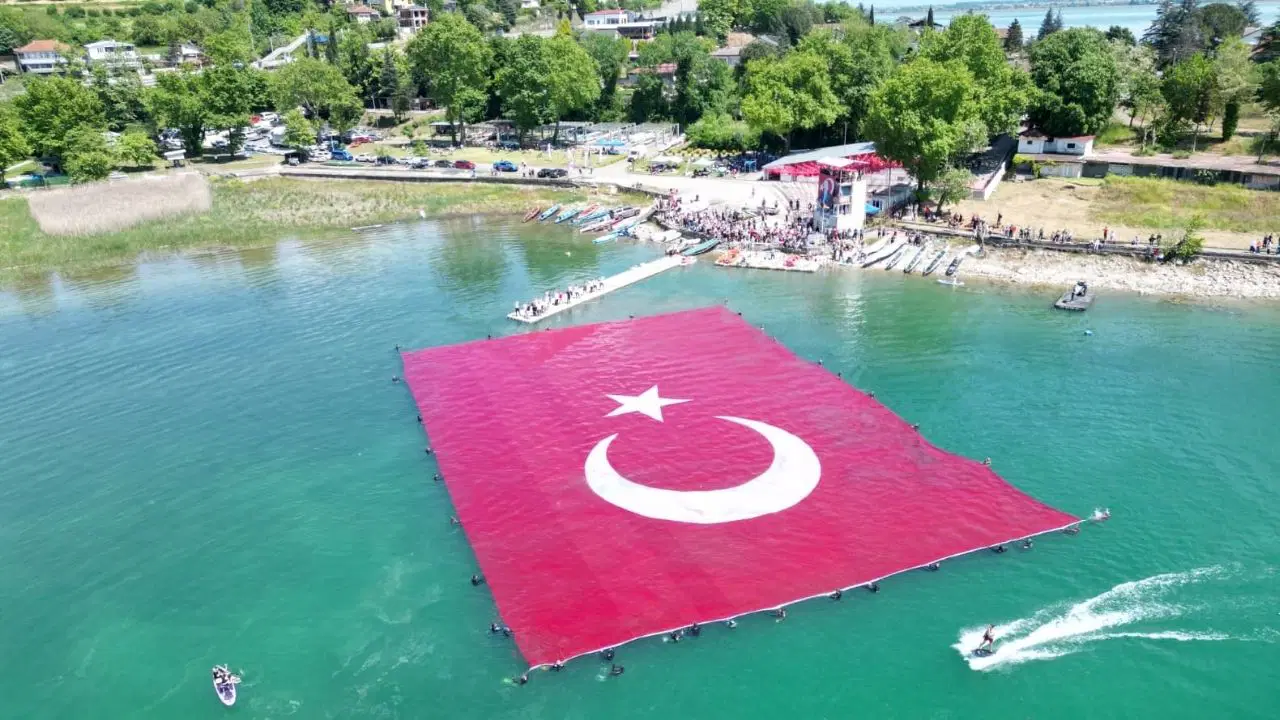 Özgür Özel’in Meclis’teki Tabelası Yenilendi