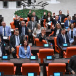 Yeni parti meclisin oturma duzenini degistirdi tbmm 7 parti grubuyla ilk kez toplandi 3qp9GP5N